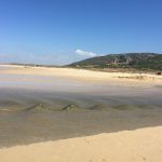 Zahara de los Atunes Strand Cachón fließt ins Meer